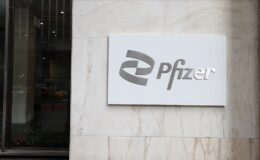 Pfizer, Kovid-19 aşı talebinin azalmasıyla üçüncü çeyrekte zarar etti
