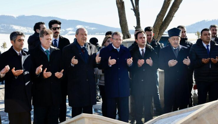 Cumhurbaşkanı Tatar Kars’ta… Sarıkamış Anıtı’nı ziyaret eden Tatar, şehitlere çiçek sundu, dua okudu – BRTK