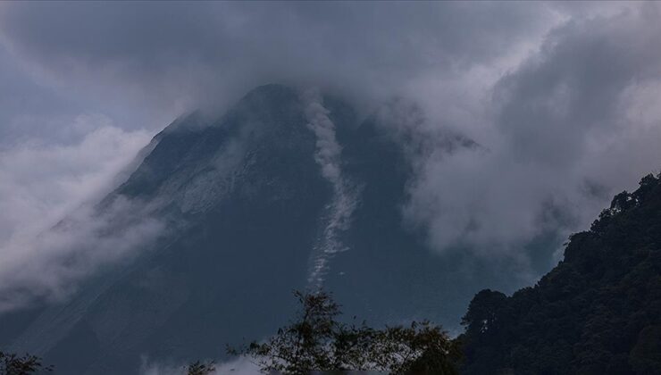 Endonezya’daki Merapi Yanardağı kül püskürttü – BRTK