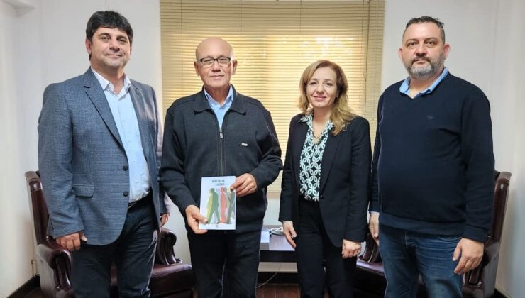 KTMMOB heyeti, 2’nci Cumhurbaşkanı Talat’a “Birlik-Te Değer” isimli kitabı takdim etti – BRTK